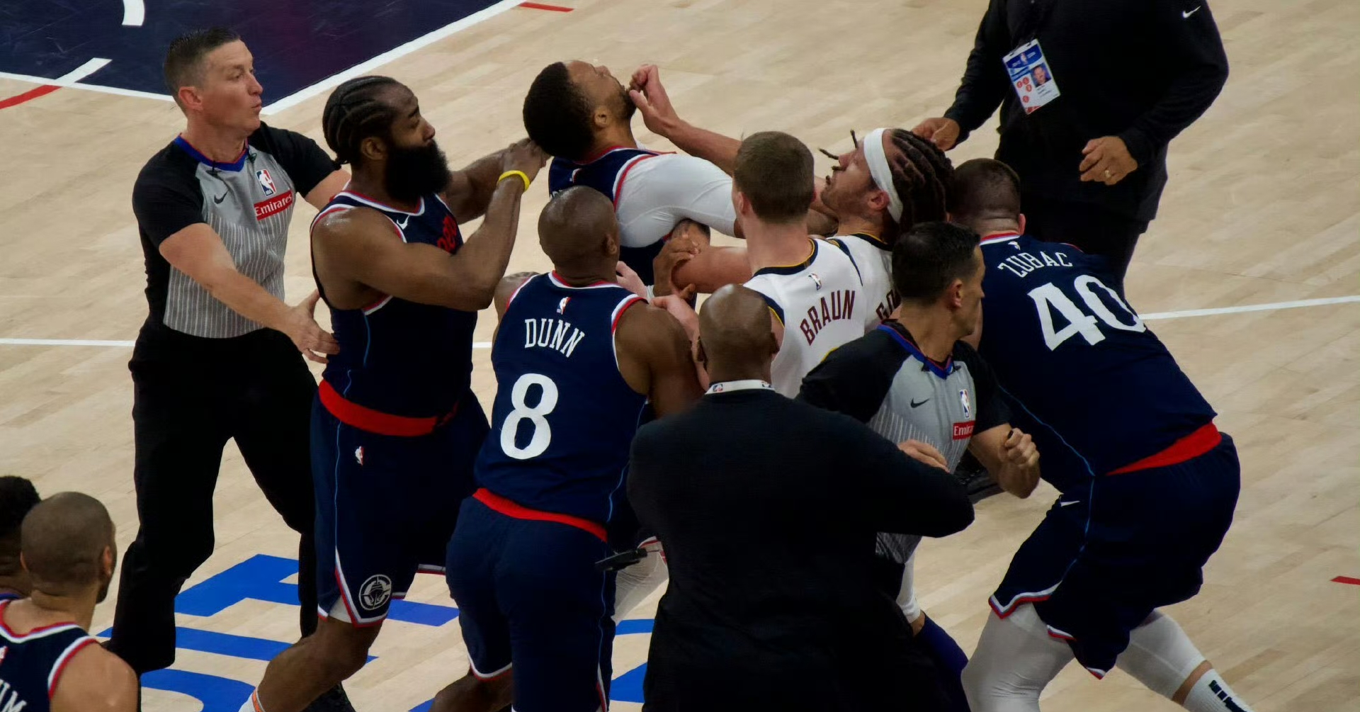 洛杉矶快船迎葡超关键赛，冲刺阶段内部沟通，震撼外界，团队化学反应显著的简单介绍